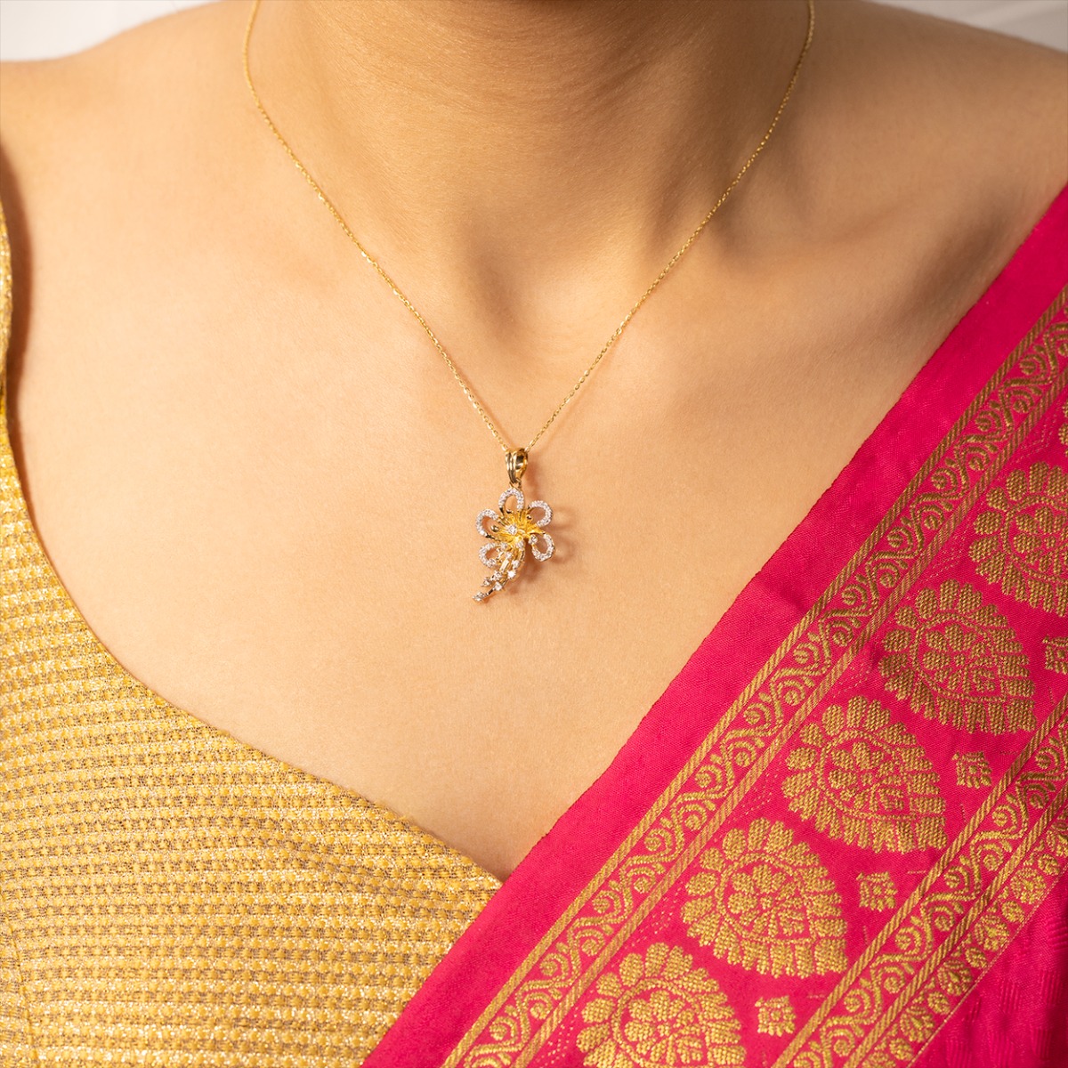 Ananya Pendant chain in 18K Yellow Gold